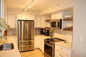Fridge, microwave, oven, stovetop - El Matador 414 by Alicia Hollis Rentals FREE TICKETS! $300/Day (Fort Walton Beach)