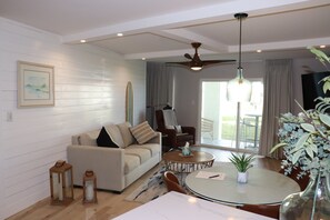 TV, DVD player - El Matador 414 by Alicia Hollis Rentals FREE TICKETS! $300/Day (Fort Walton Beach)