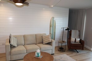 TV, DVD player - El Matador 414 by Alicia Hollis Rentals FREE TICKETS! $300/Day (Fort Walton Beach)