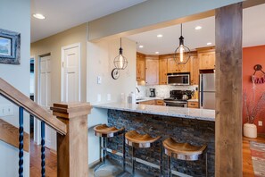 Refrigerador, horno, parrilla de estufa y cafetera y tetera 