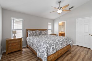 3 slaapkamers, een strijkplank/strijkijzer, wifi, beddengoed