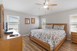 3 bedrooms, iron/ironing board, WiFi, bed sheets - Beautiful Lake View Home, pets considered, 2680 (Kissimmee)