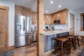 Fridge, oven, stovetop, coffee/tea maker