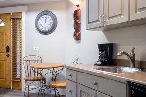 Refrigerador, microondas, cafetera y tetera y utensilios de cocina 