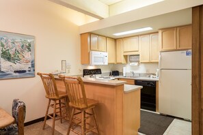 Fridge, oven, stovetop, coffee/tea maker