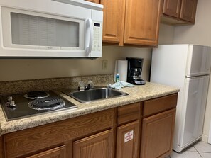 Réfrigérateur, micro-ondes, plaque de cuisson, cafetière/bouilloire