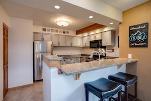 Fridge, oven, stovetop, dishwasher