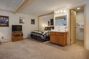 Iron/ironing board, WiFi, bed sheets - ST106 | Across from Mtn Village | Hot Tub | Ski Lockers | Free City Bus (Steamboat Springs)