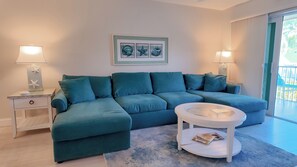 Flat-screen TV, DVD player, books - Lush Tropical Setting (Sanibel)