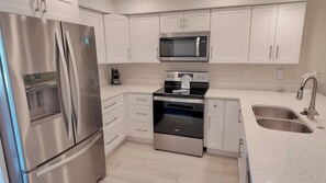 Refrigerador, microondas, horno, placa de cocina