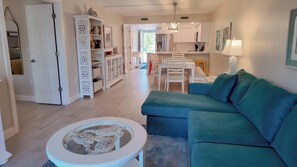 Flat-screen TV, DVD player, books - Lush Tropical Setting (Sanibel)