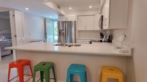 ثلاجة، ميكروويف، فرن، موقد طهي مسطح