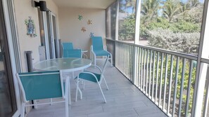 Outdoor dining - Lush Tropical Setting (Sanibel)