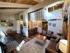 TV, caminetto, lettore DVD