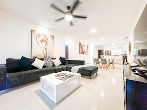 Smart-TV, DVD-Player, Tischtennisplatte