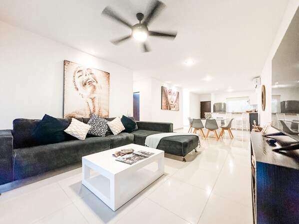 Älytelevisio, DVD-soitin, pöytätennispöytä