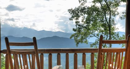 Big Sky Lodge - Free Rafting Adventure - Hot Tub - Secluded Sunset View