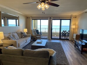 Interior - 307 Surf Dweller by Alicia Hollis Rental FREE ADVENTURES $300/Day (Fort Walton Beach)
