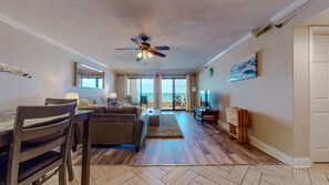 Dining - 307 Surf Dweller by Alicia Hollis Rental FREE ADVENTURES $300/Day (Fort Walton Beach)