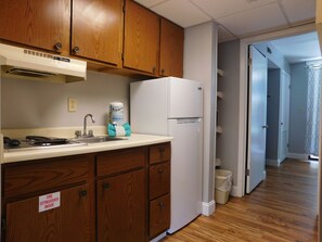 Kjøleskap, mikrobølgeovn, kokeplater og kaffetrakter/tekoker