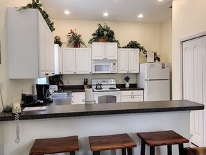 Een koelkast, een microgolfoven, een oven, een kookplaat