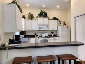 冷蔵庫、電子レンジ、オーブン、コンロ