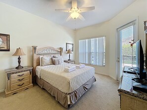 4 bedrooms, desk, iron/ironing board, free WiFi - Tuscan Villa Escape - Private Pool, 24/7 Support! (Davenport)