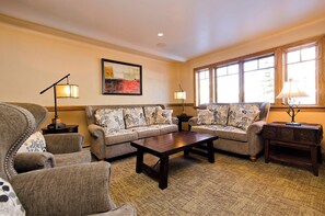 Télévision, cheminée, imprimantes