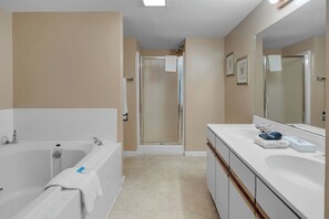 Combined shower/bathtub, jetted bath, towels