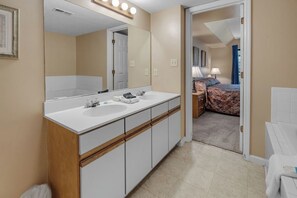 2 bedrooms, iron/ironing board, Internet, bed sheets