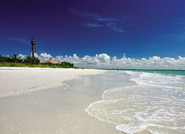 En la playa, sombrillas
