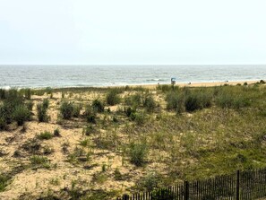 På stranden