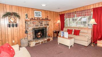 Älytelevisio, takka, DVD-soitin, stereot