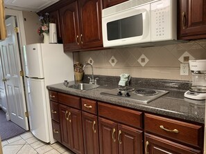 Réfrigérateur, micro-ondes, plaque de cuisson, cafetière/bouilloire