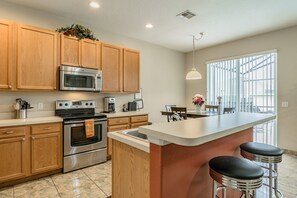 Fridge, microwave, oven, stovetop - Deluxe pool home with games room, in golfing community (Kissimmee)