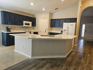 Fridge, microwave, oven, stovetop - Beautiful Large Home, pets considered (Kissimmee)