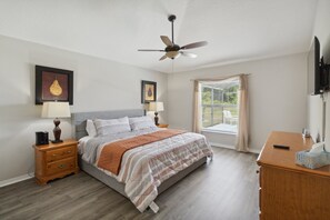 4 bedrooms, iron/ironing board, WiFi, bed sheets - Beautiful Large Home, pets considered (Kissimmee)