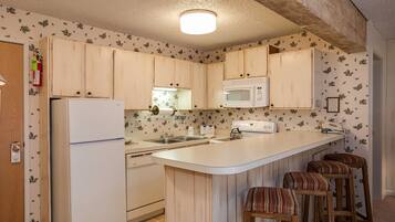 Fridge, oven, stovetop, dishwasher