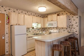 Fridge, oven, stovetop, coffee/tea maker