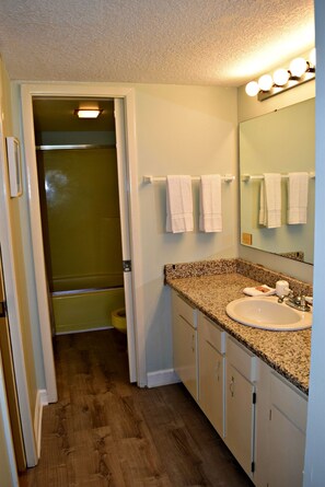 Kombination af bruser/badekar, håndklæder