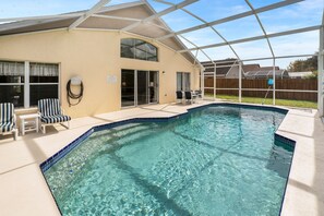 A heated pool - Updated 4 bed 2.5 bathroom pool home villa that overlooks conservation with games room at Westridge near Disney, Orlando (Davenport)