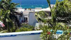A coastal view with buildings, a clear sky, and the ocean. - Trendy 2BED *Wi-fi High Speed-Private Jacuzzi-Steps the ocean (Playa del Carmen)