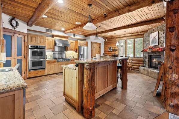 Fridge, microwave, oven, stovetop - Casa De Oso Lakefront - Lakefront, Pool Table, Cinema Room, Fireplace, Deck (Big Bear Lake)
