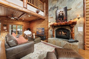 Smart TV, fireplace, DVD player, foosball - Casa De Oso Lakefront - Lakefront, Pool Table, Cinema Room, Fireplace, Deck (Big Bear Lake)