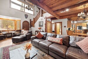 Smart TV, caminetto, lettore DVD, tavolo da calcetto