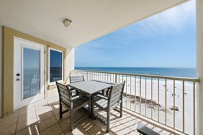 Outdoor dining - Boardwalk 682- Look No Further This is Where You Need to Be! Reserve Your Trip t (Gulf Shores)