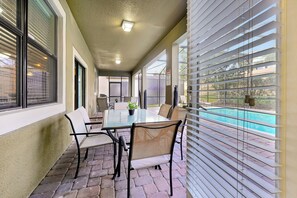 Outdoor dining - Champions Gate Pool Home | 3 King Suites | Game Room | Dog Friendly (Champions Gate)