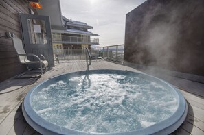 Outdoor spa tub - ST512 | Heart of Mtn Village | Hot Tub | Free City Bus (Steamboat Springs)