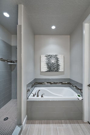 Combined shower/tub, hair dryer, towels