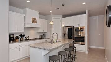 Een koelkast, een magnetron, een oven, een kookplaat